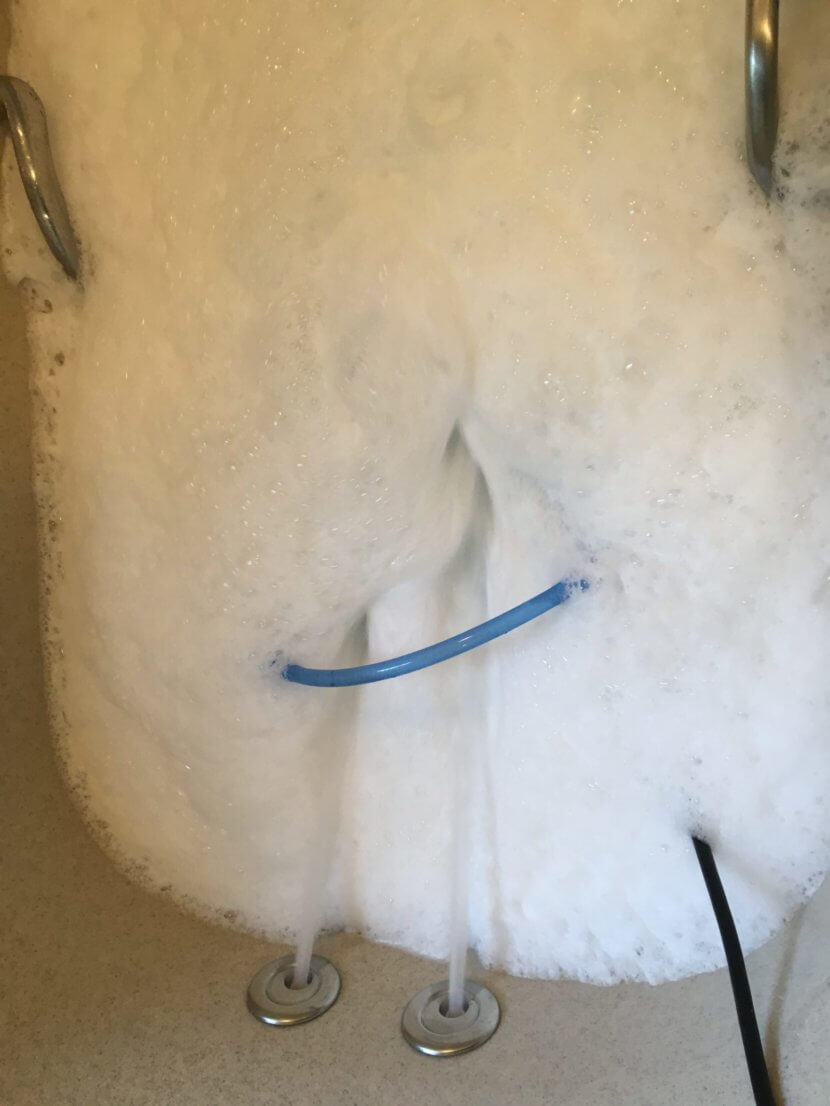 風呂釜洗浄中