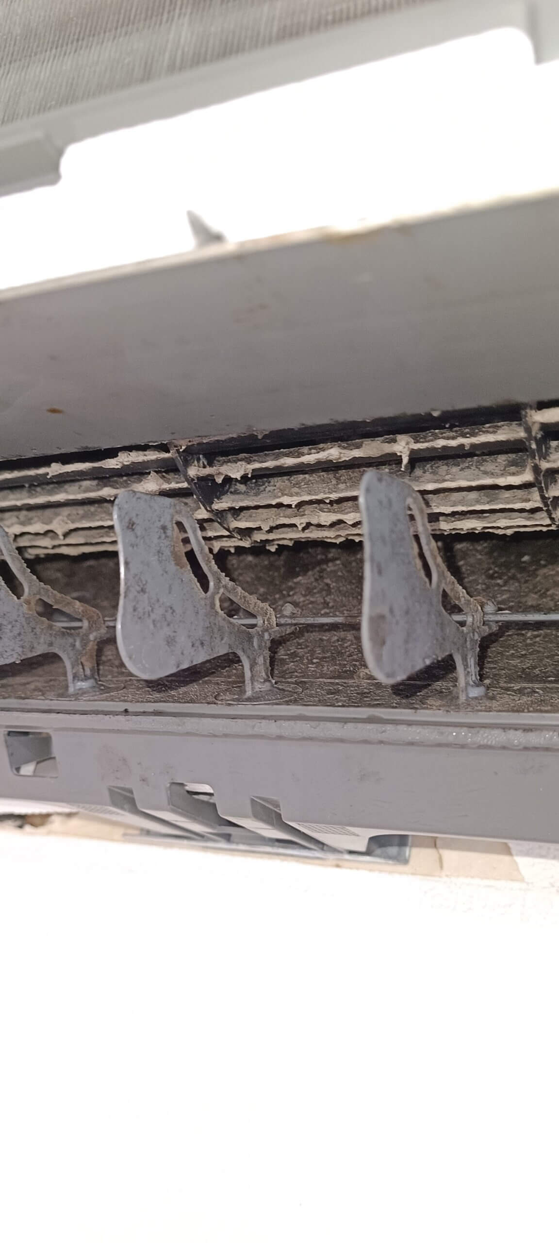 エアコンルーバーとファンの汚れ